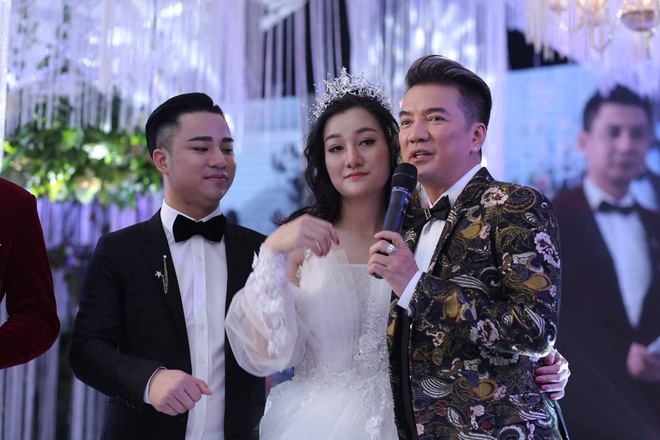 Hữu Công tiết lộ chi 2 tỷ cho đám cưới khủng, rộng 700m2, mời 1000 khách cùng sao hạng A về làng Hữu Công tiết lộ chi 2 tỷ cho đám cưới khủng, rộng 700m2, mời 1000 khách cùng sao hạng A về làng